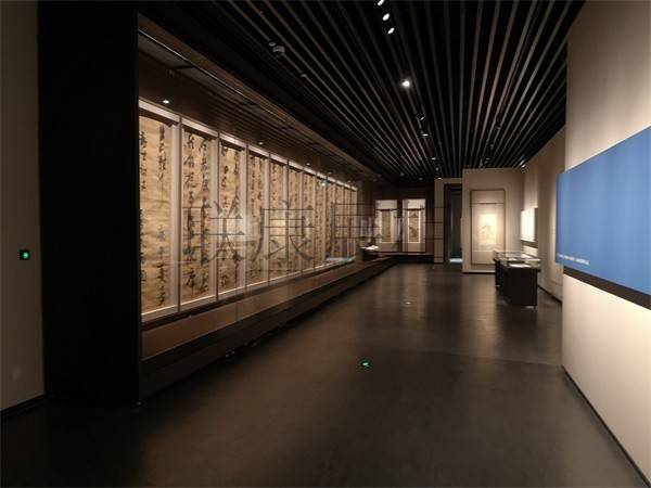 博物館沿墻通柜設(shè)計(jì)應(yīng)該怎樣開拓創(chuàng)新？