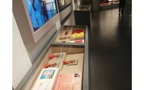 博物館斜面展柜玻璃門(mén)制作全流程解析